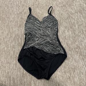 Embrace Your Curves Miracle Brands one piece swimsuit 8-10 medium black